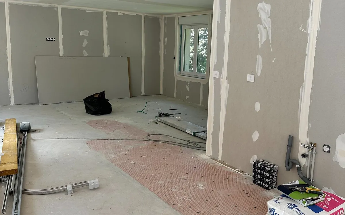 Résidence en rénovation à Binic-Étables-sur-Mer, cloisons ouvertes