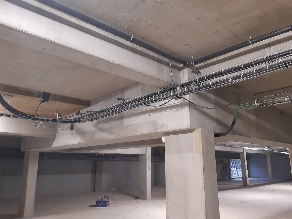 Chemins de câbles posés en sous-sol d'un bâtiment collectif, chantier AUREA