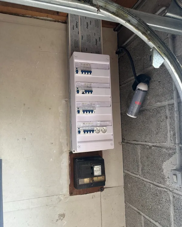 Tableau électrique neuf au garage, après les travaux