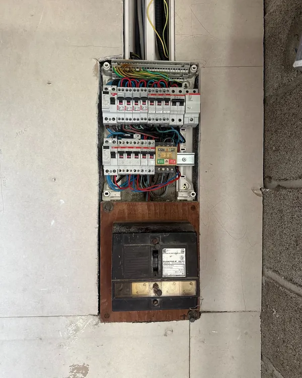 Ancien tableau électrique au garage, avant les travaux