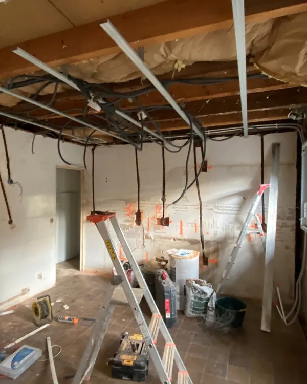 Cuisine en travaux, plafond ouvert et gaines en attente