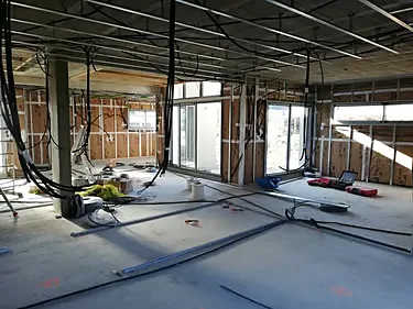 Réseaux électriques posés au sol et en plafond avant l'intervention du plaquiste