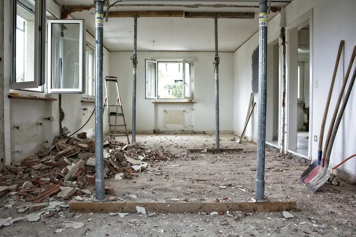 Logement en rénovation lourde, cloisons ouvertes et étais