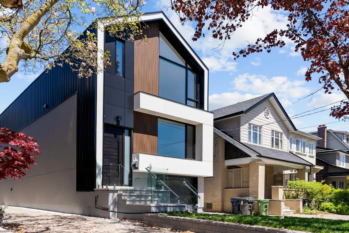 Maison individuelle contemporaine à bardage sombre