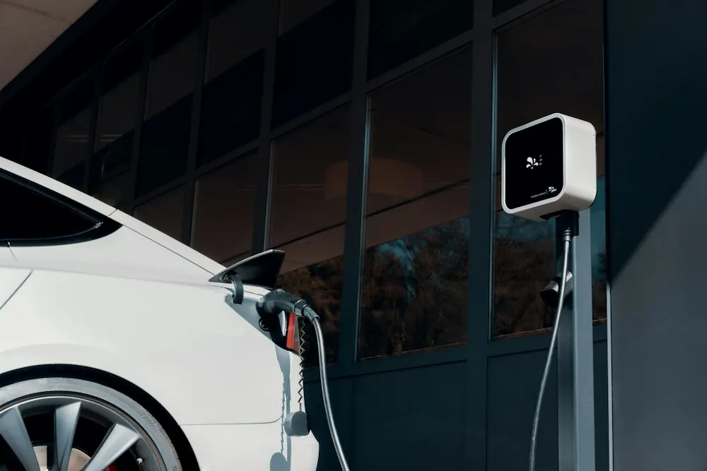 Voiture électrique en charge sur une borne murale