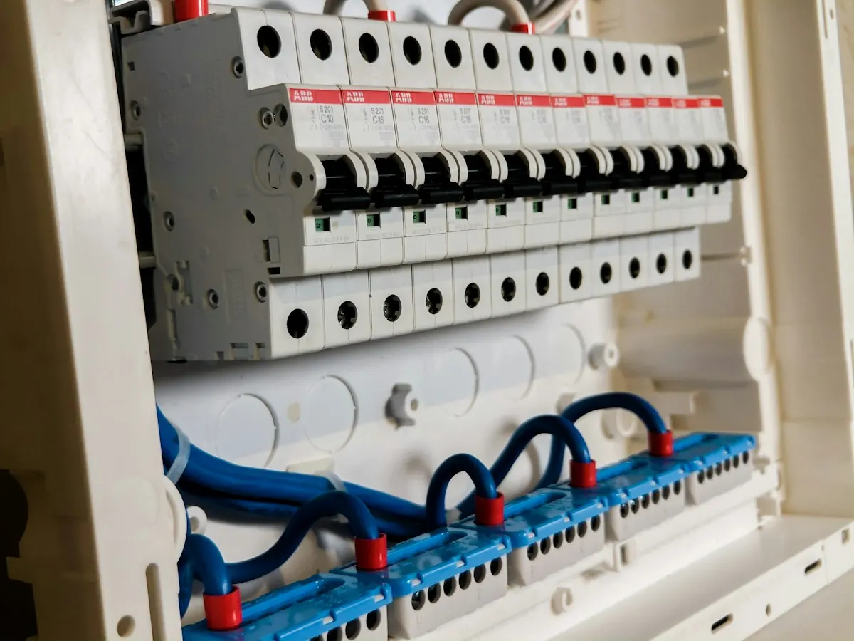 Tableau électrique aux disjoncteurs alignés et câblage soigné